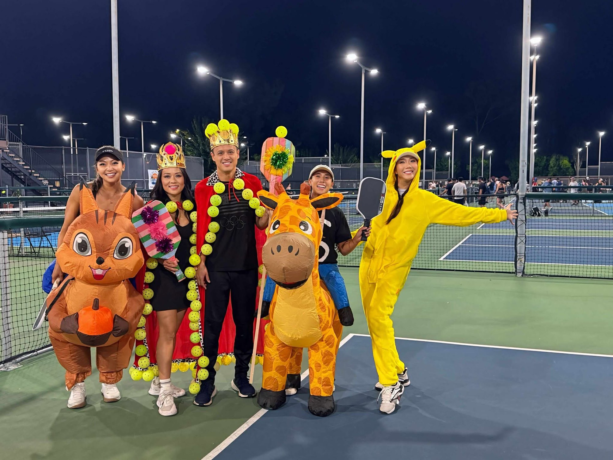 Cựu người mẫu và nhóm bạn thân thiết ở Mỹ