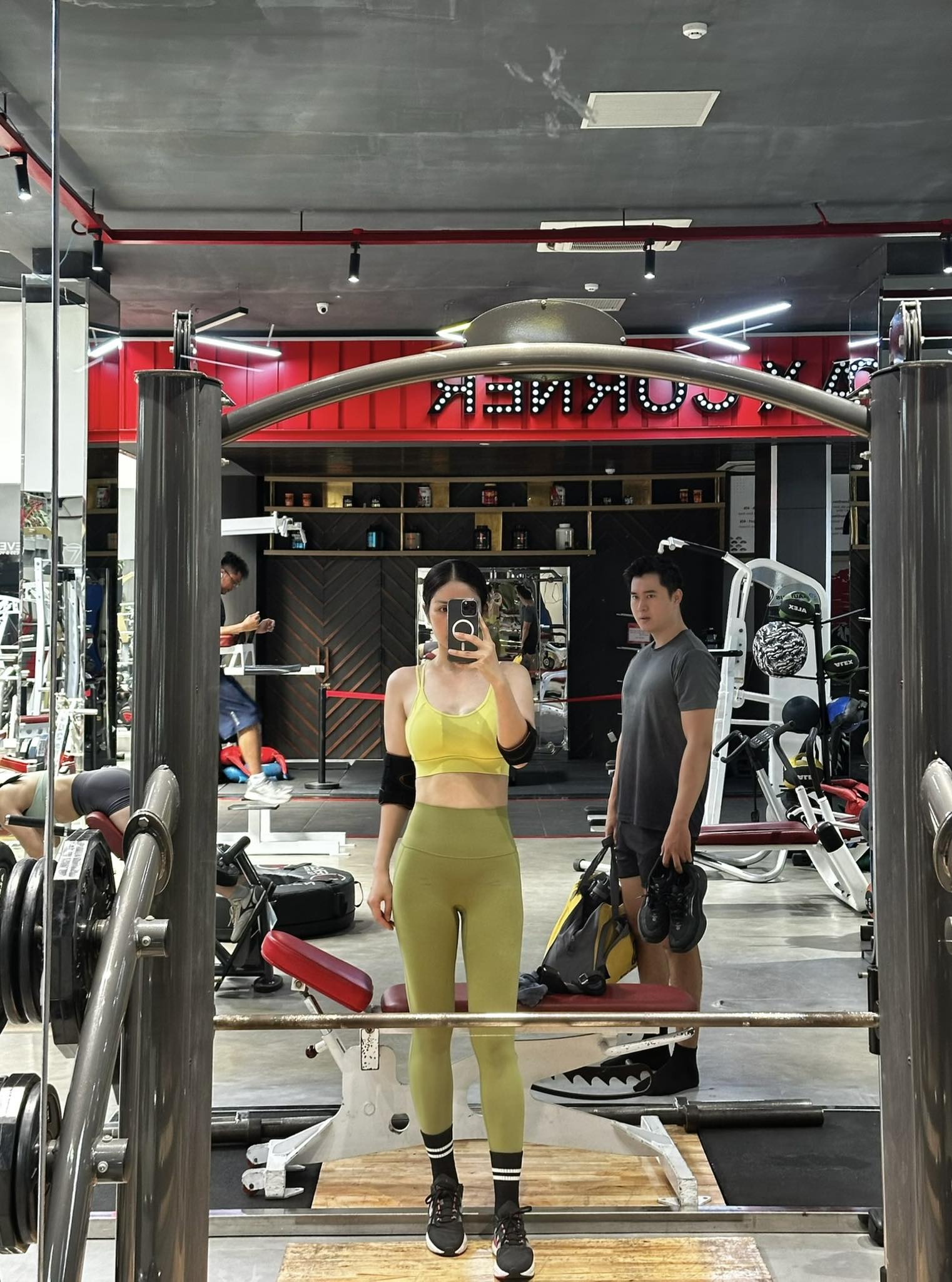 Status hài hước về ông xã trẻ Bức ảnh tập gym cùng chồng trẻ