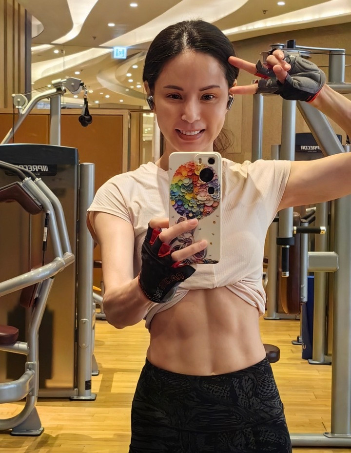 Ngỡ ngàng với sắc vóc ở tuổi 59 của 'Tiểu Long Nữ đẹp nhất màn ảnh'- Ảnh 4. Chế độ tập luyện cường độ cao của Lý Nhược Đồng