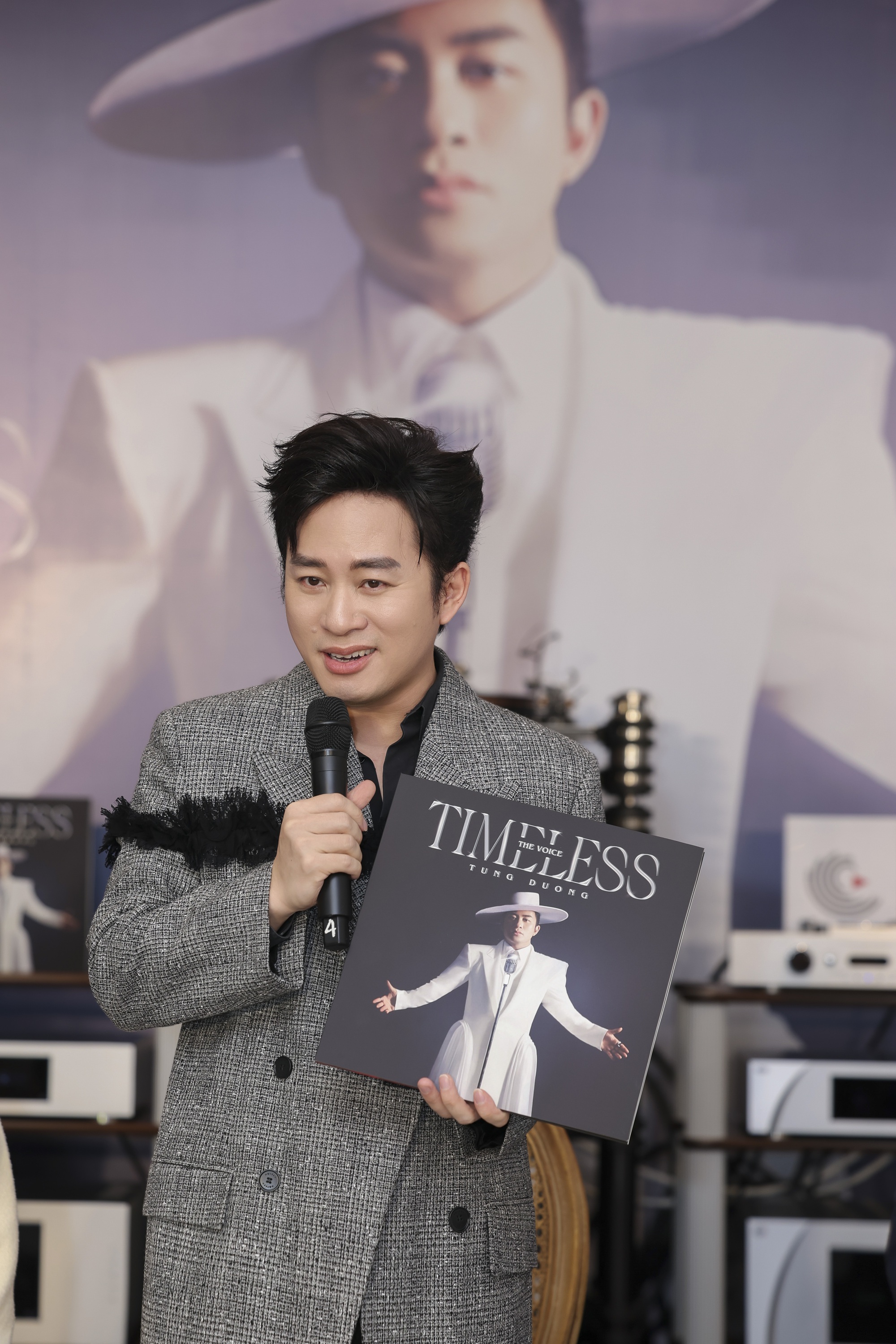 Tùng Dương giới thiệu sản phẩm đĩa than đầu tay