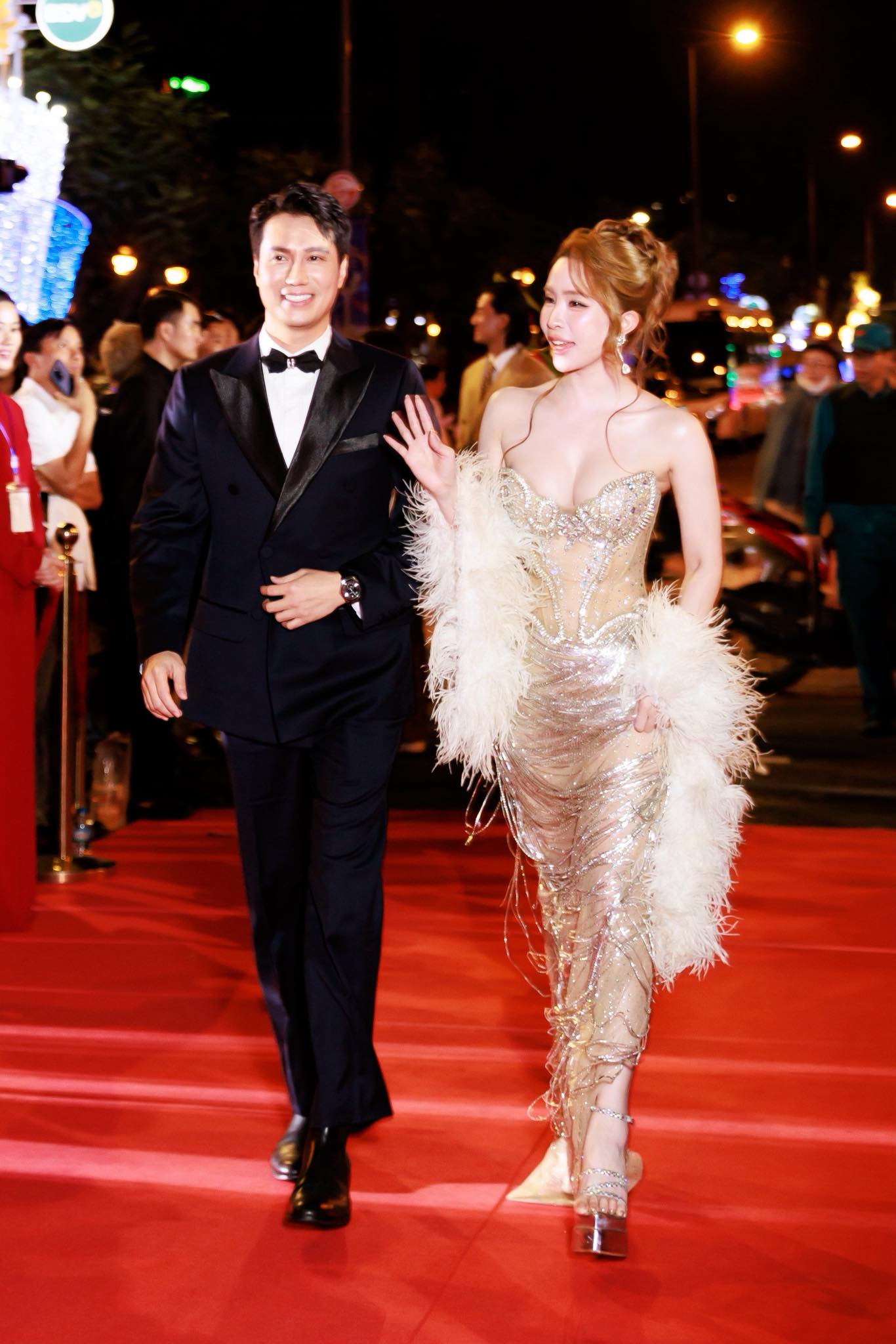 Cặp sao Vbiz ngầm công khai sau 6 năm bị đồn hẹn hò: Nhà trai phong độ tuyệt đối, nhà gái bốc lửa chết đi được- Ảnh 1. Việt Anh và Quỳnh Nga chụp ảnh cùng nhau