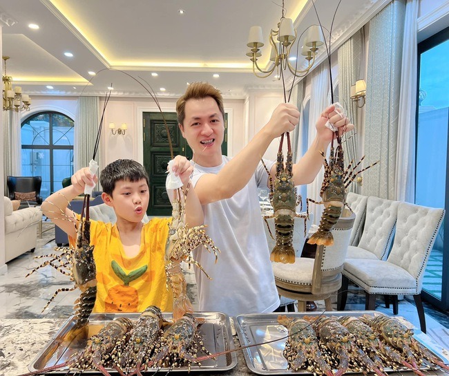 Biệt thự 2 triệu đô trong khu nhà giàu quận 7 của ca sĩ Đăng Khôi- Ảnh 11. Phòng bếp liền kề phòng khách tăng sự gắn kết các thành viên