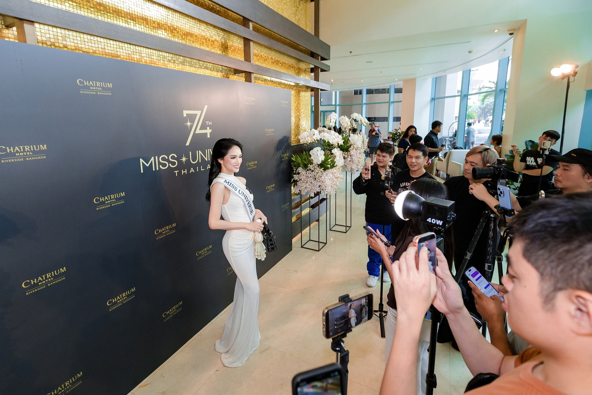 Lo cho Hương Giang- Ảnh 6. Hương Giang tự tin giao tiếp bằng tiếng Anh tại Thái Lan