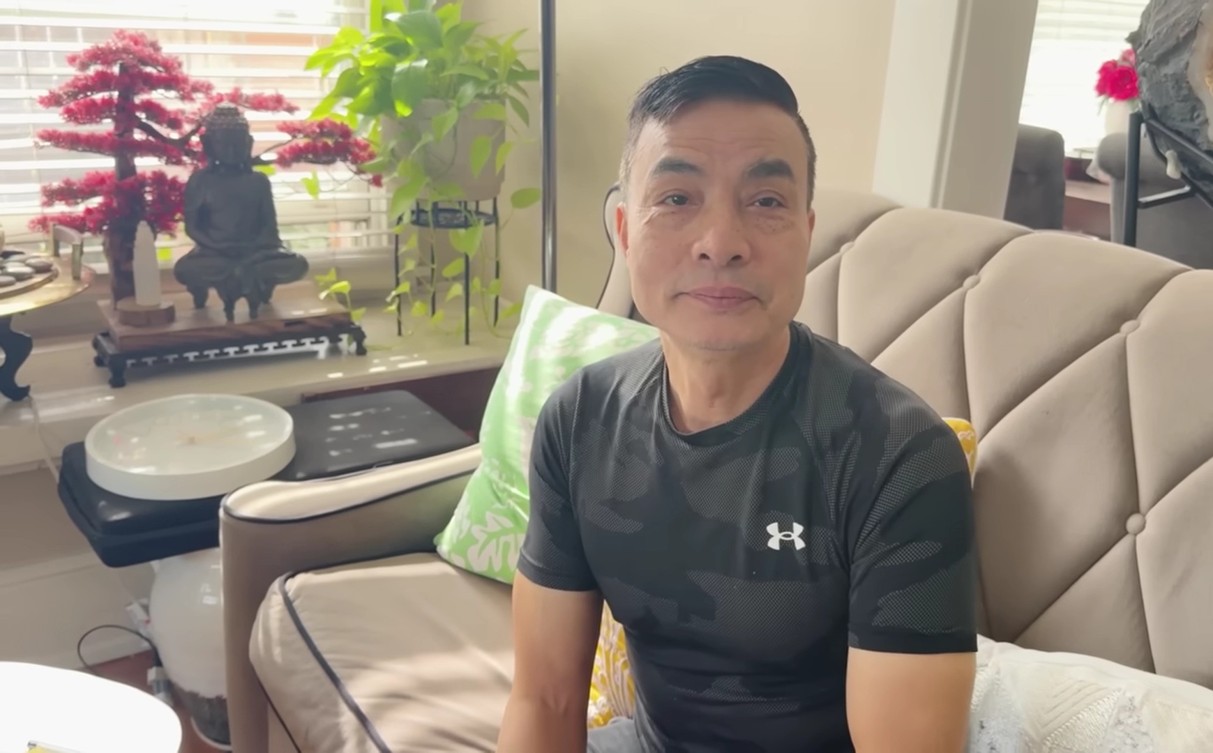 Chế Phong đang dạy lái xe tại Mỹ