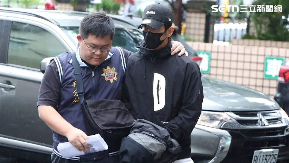 Tu Kiệt Khải bị còng tay dẫn giải