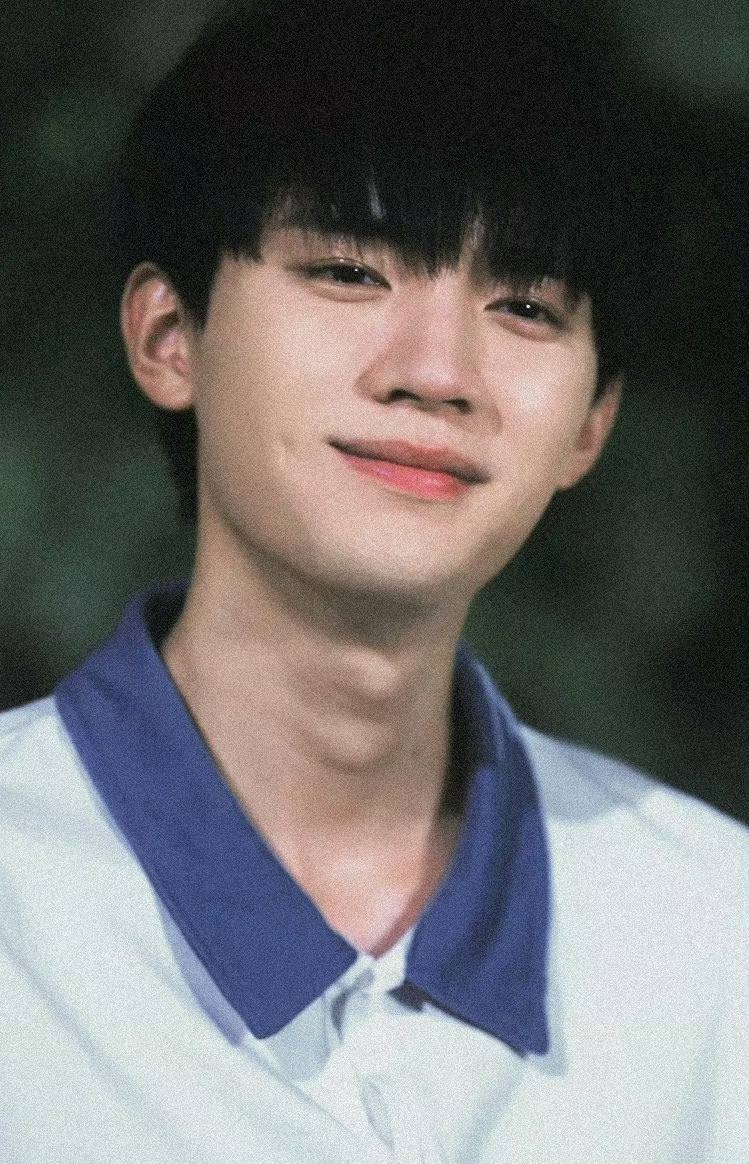 Chu Dực Nhiên nổi lên nhờ bộ phim thanh xuân vườn trường Khi Anh Chạy Về Phía Em. Chu Dực Nhiên vai Trương Lục Nhượng