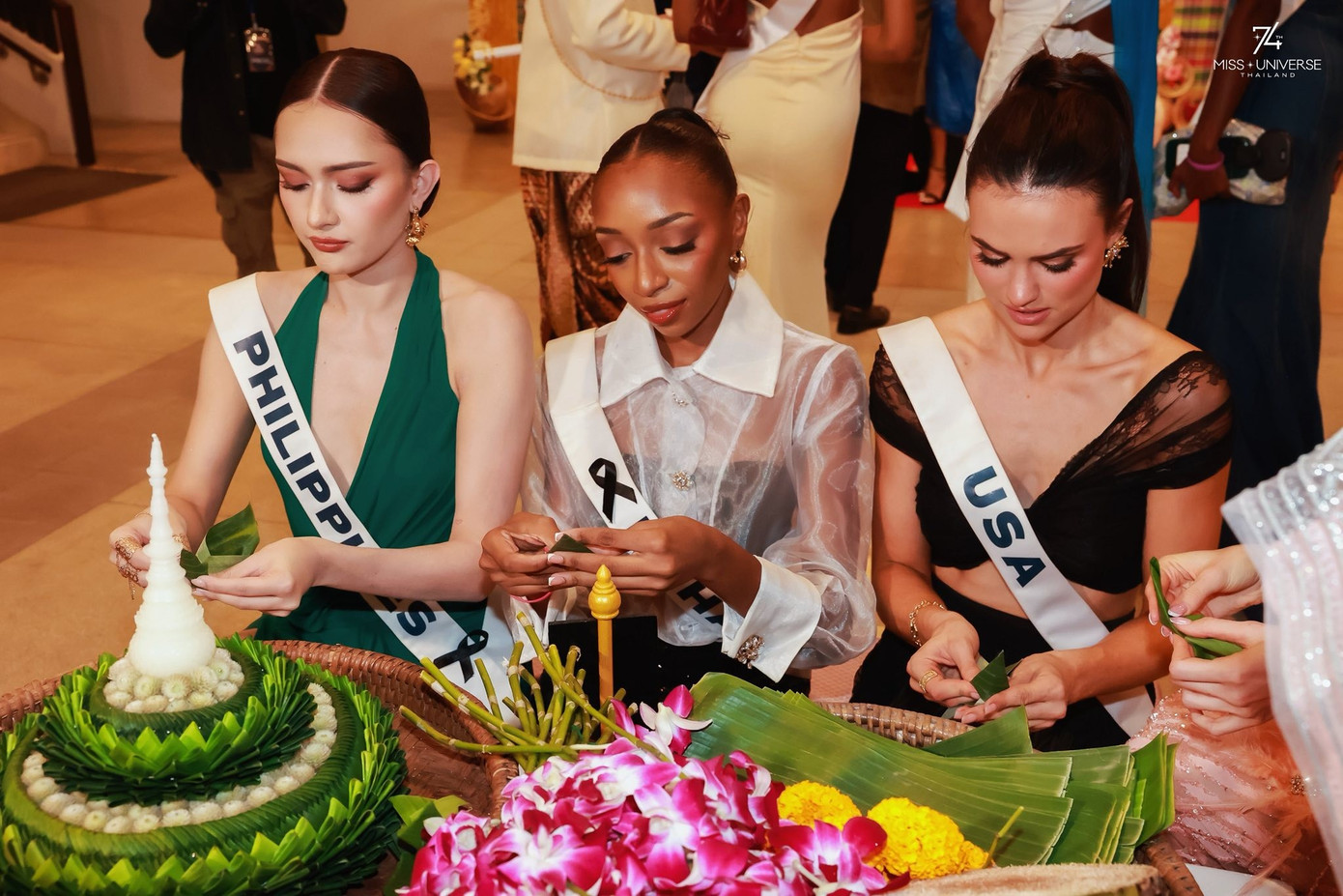 Thí sinh Hoa hậu Hoàn vũ Thái Lan trong hoạt động ở Phuket