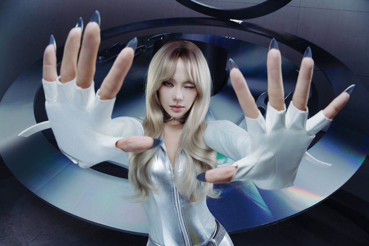 Trang phục chiến binh sa mạc trong phần vũ đạo của Minh Hằng Minh Hằng diện trang phục tông màu cát chất liệu thô mộc