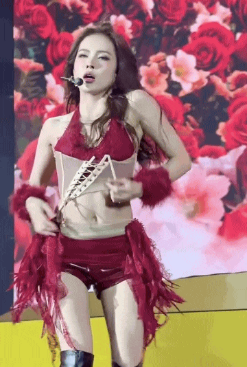 Vũ đạo gợi cảm của nữ ca sĩ