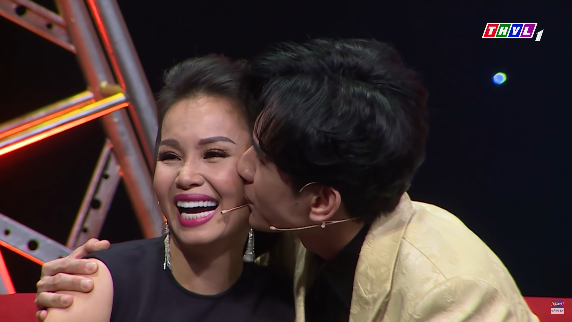 Đan Trường nhiều lần công khai thể hiện tình cảm với Cẩm Ly