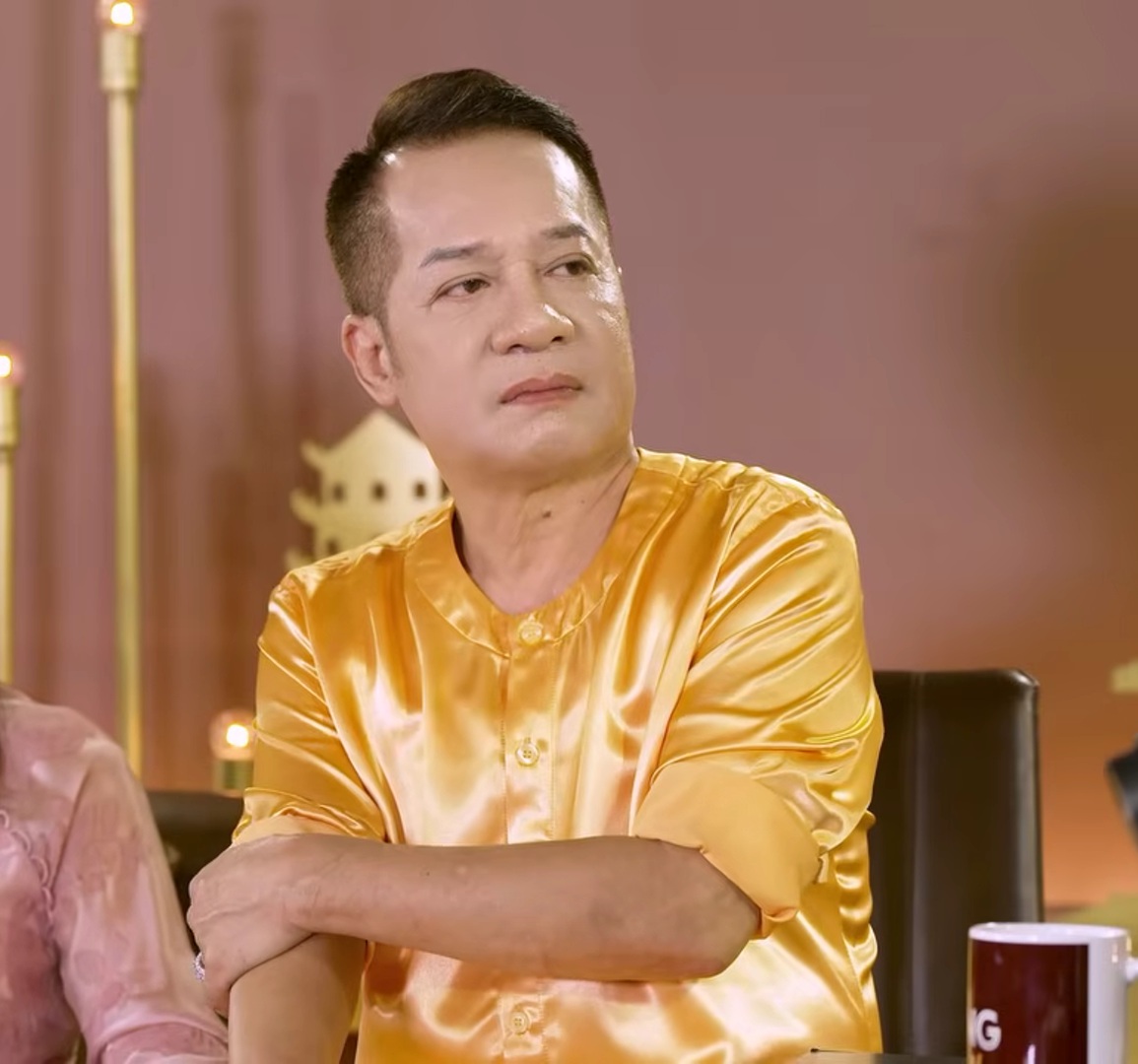 Nam NSƯT Minh Nhí chăm chú tập luyện tại sân khấu