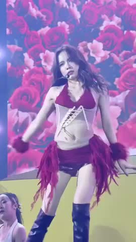 Thiều Bảo Trâm trình diễn tại Hà Nội