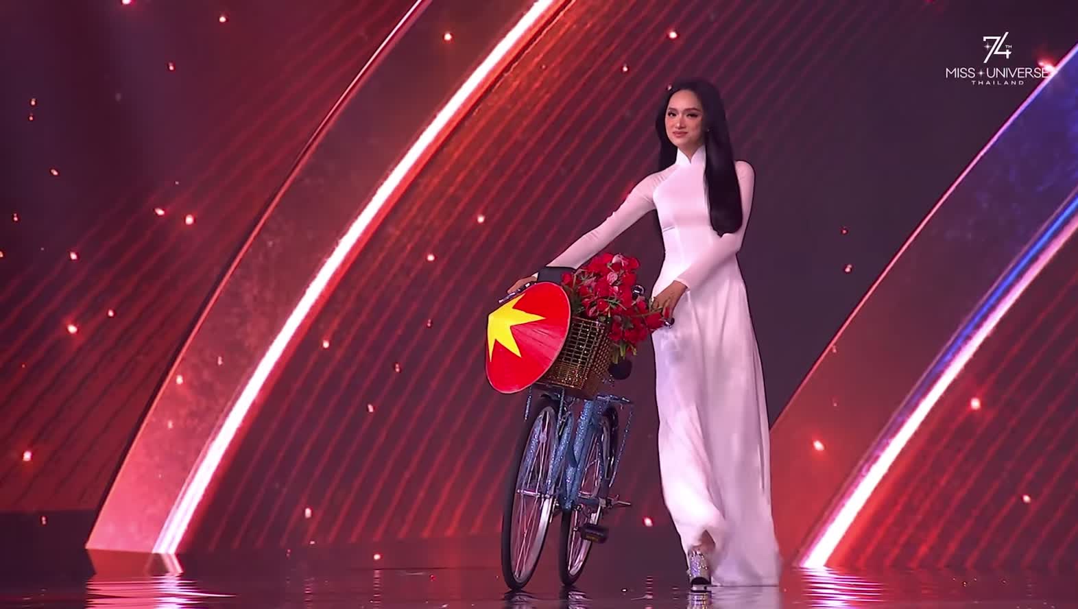 Hương Giang trong trang phục dân tộc