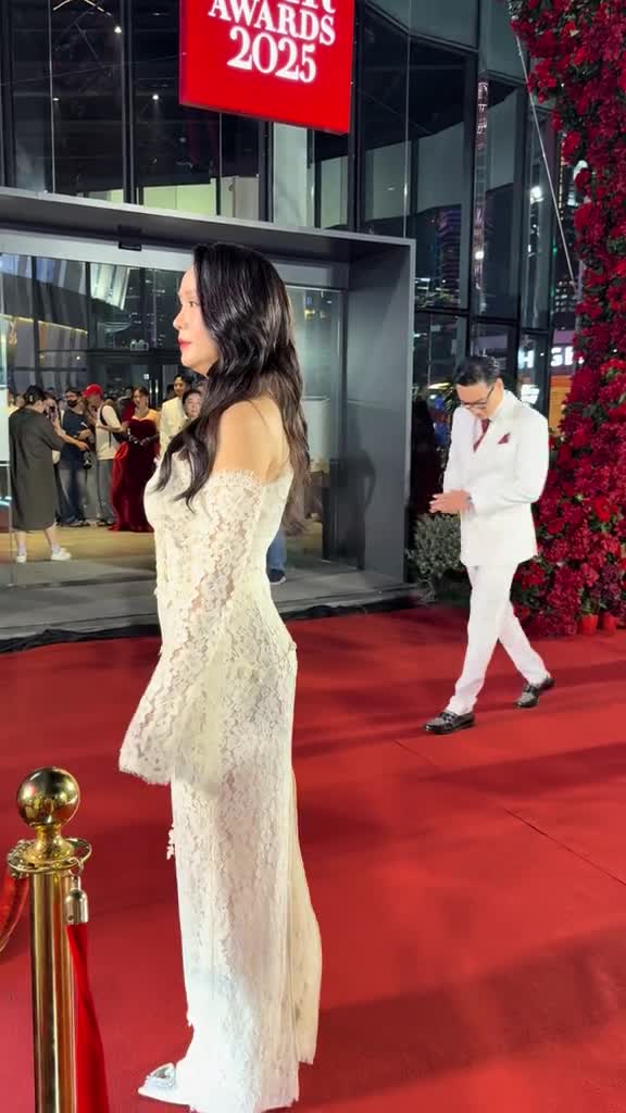 Hồng Diễm ghi điểm qua ống kính cam thường Hồng Diễm ghi điểm với diện mạo đời thường