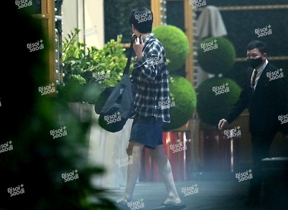 Nam diễn viên bước xuống xe vào tối muộn tại khách sạn