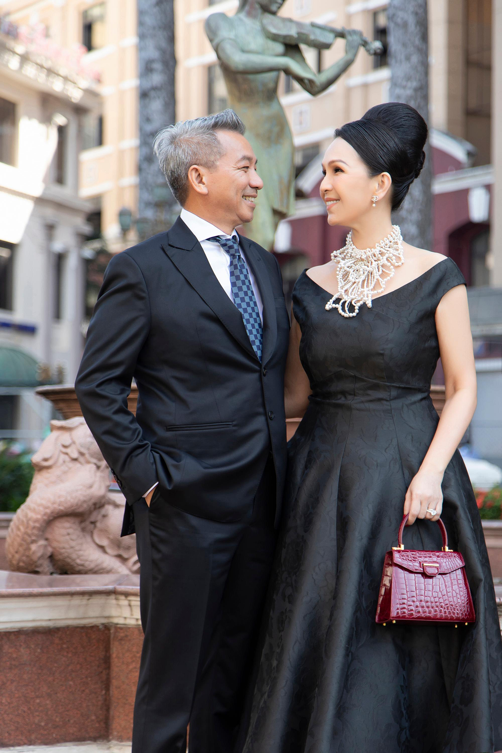 Ông xã hỗ trợ vợ trong sự kiện