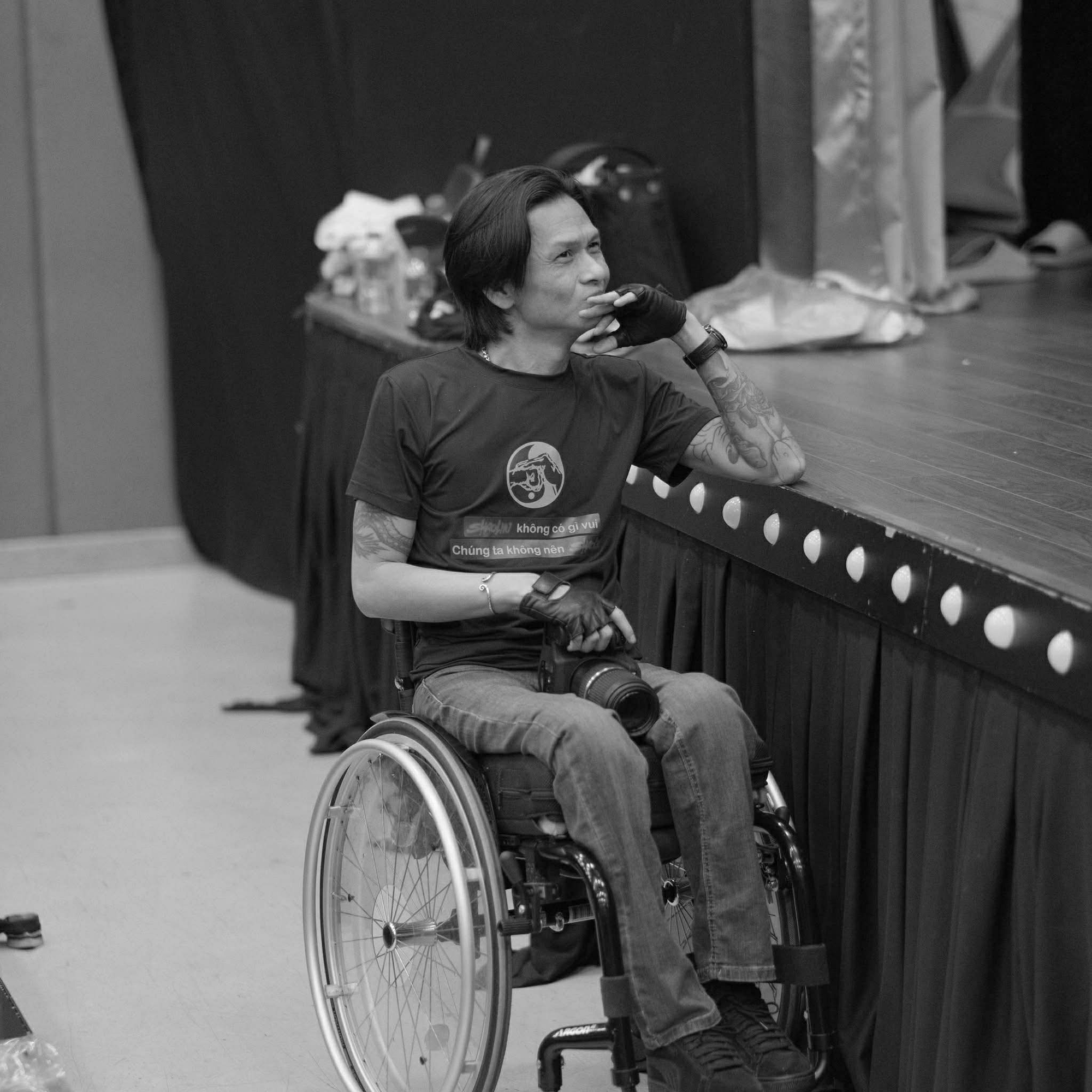 Nghệ sĩ nhiếp ảnh Lân Trần qua đời, nghệ sĩ thương tiếc - Ảnh 3. Hình ảnh quen thuộc của Lân Trần ở sân khấu Thiên Đăng