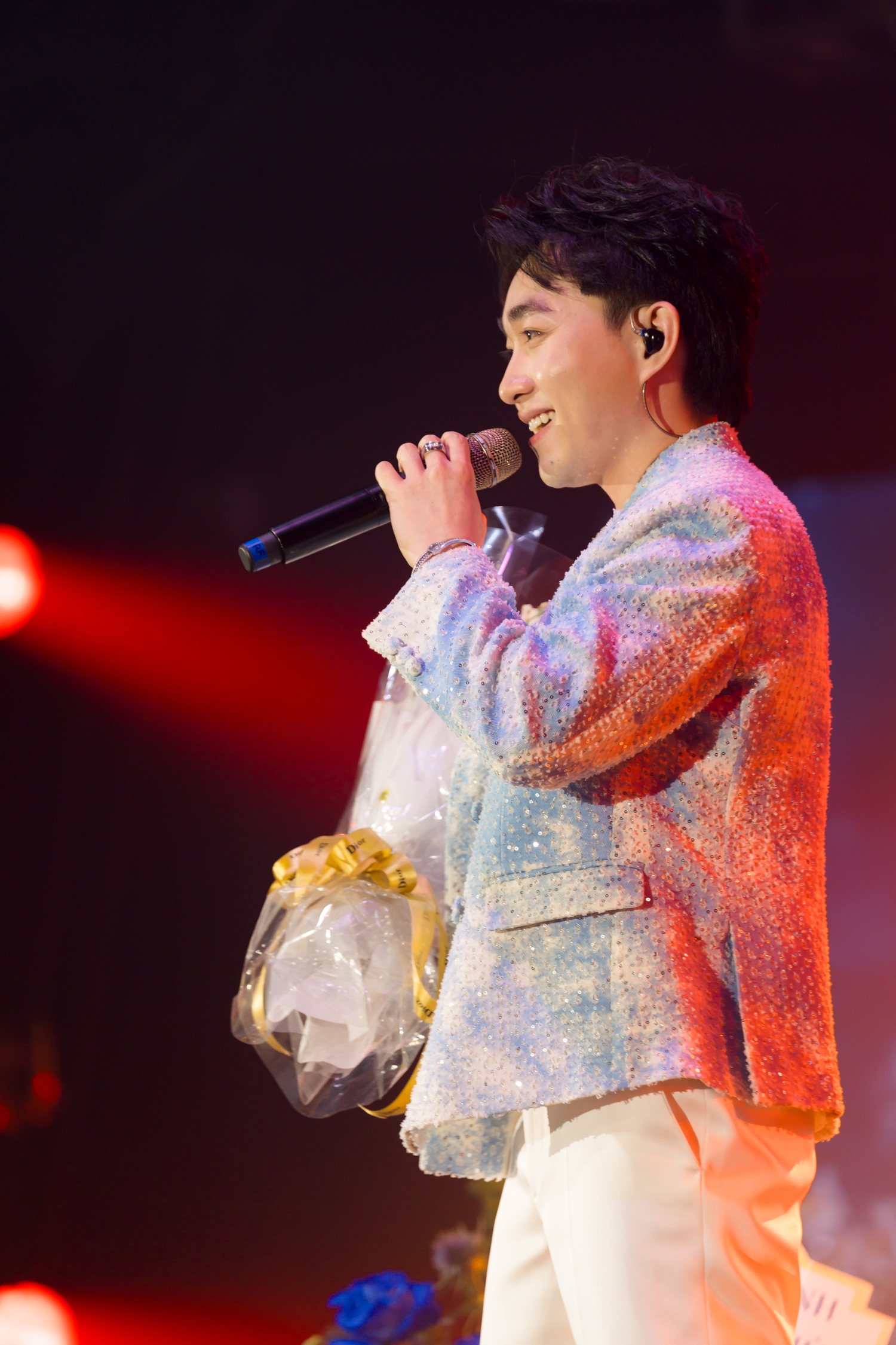 Trung Quang bùng nổ trong đêm nhạc riêng ở Hà Nội, xúc động vì chật kín khán giả - Ảnh 2. Trung Quang cháy hết mình tại đêm nhạc