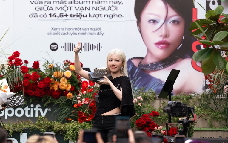 Phùng Khánh Linh tại lễ trao giải