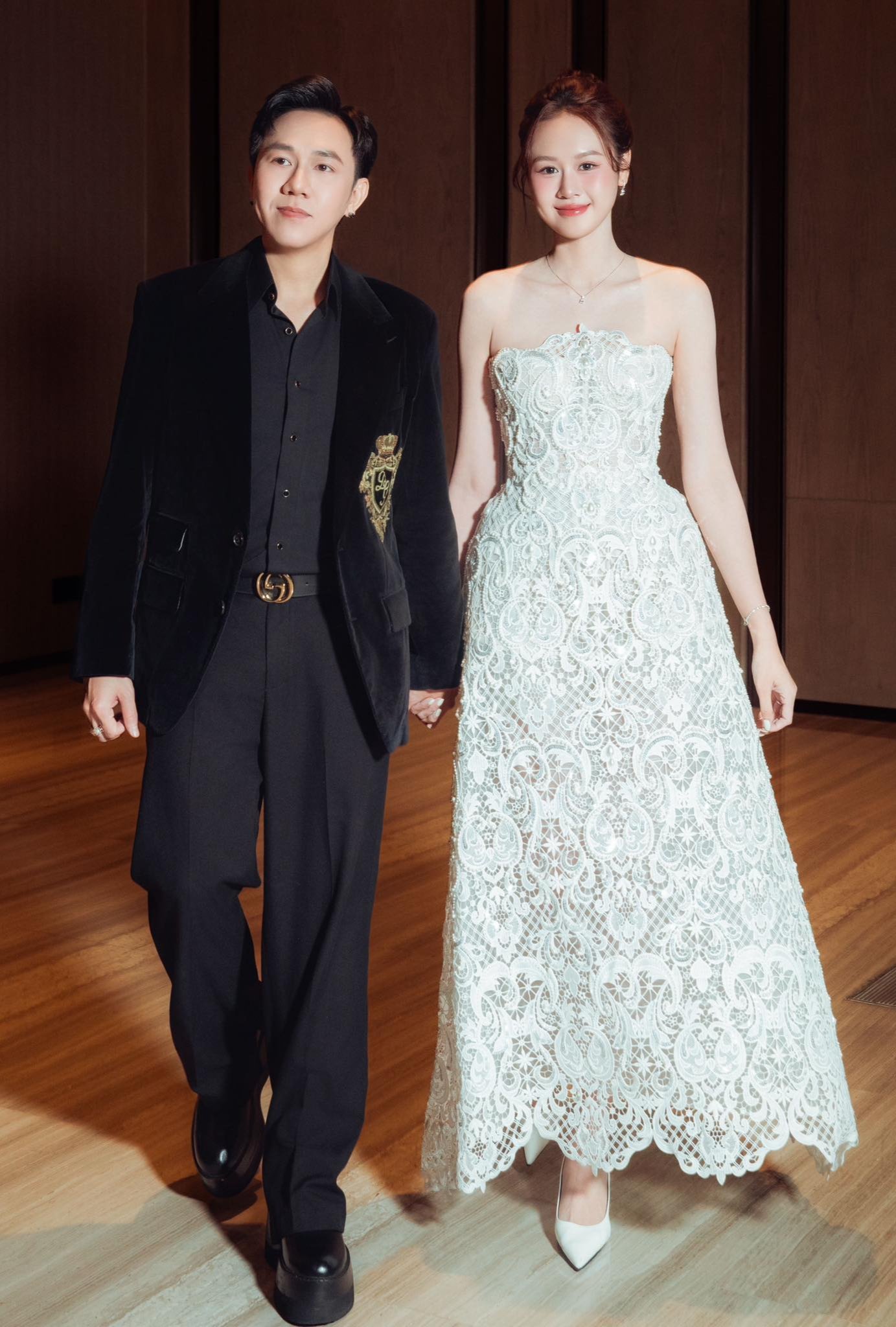 Anh Đức chăm chỉ tháp tùng bà xã tham dự các sự kiện.