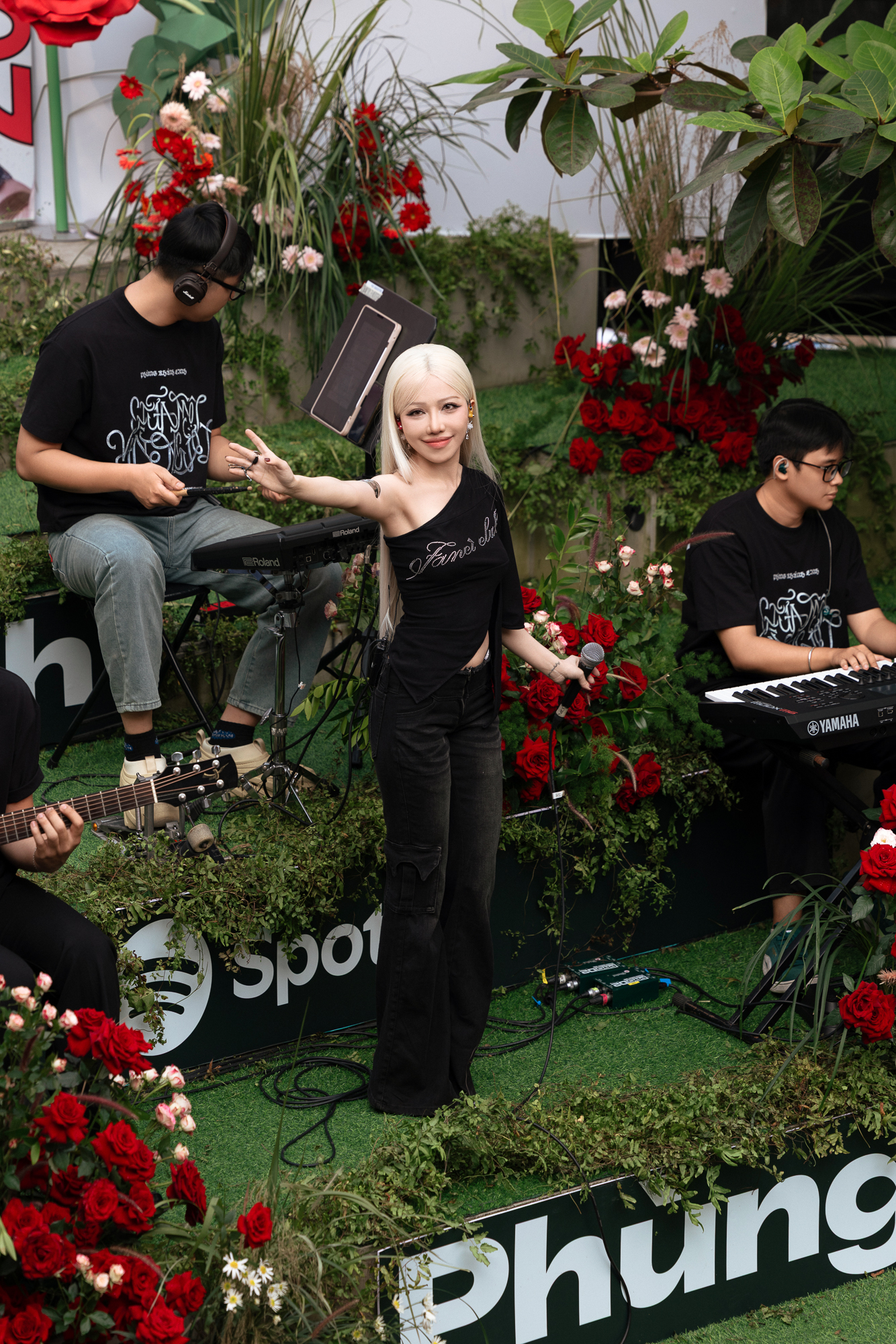 Phùng Khánh Linh ký tặng người hâm mộ