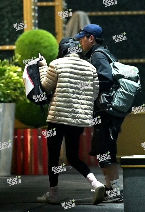 Suzy cùng quản lý đi bộ trở về khách sạn sau quay phim