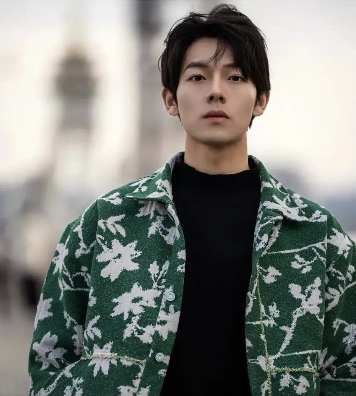 Bạch Hân Di khoe vóc dáng với đầm trắng sang trọng