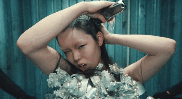 Cocona cạo đầu trong MV