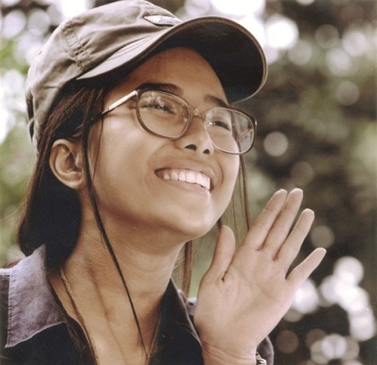 Quỳnh Nga vai Vũ Vũ - Cá sấu chúa Quỳnh Nga trong vai Vũ Vũ với kính dày và làn da ngăm