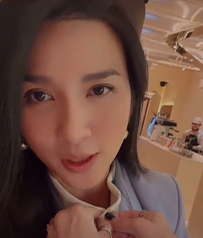 Đồng Ánh Quỳnh cài khuy áo cho Kim Tuyến