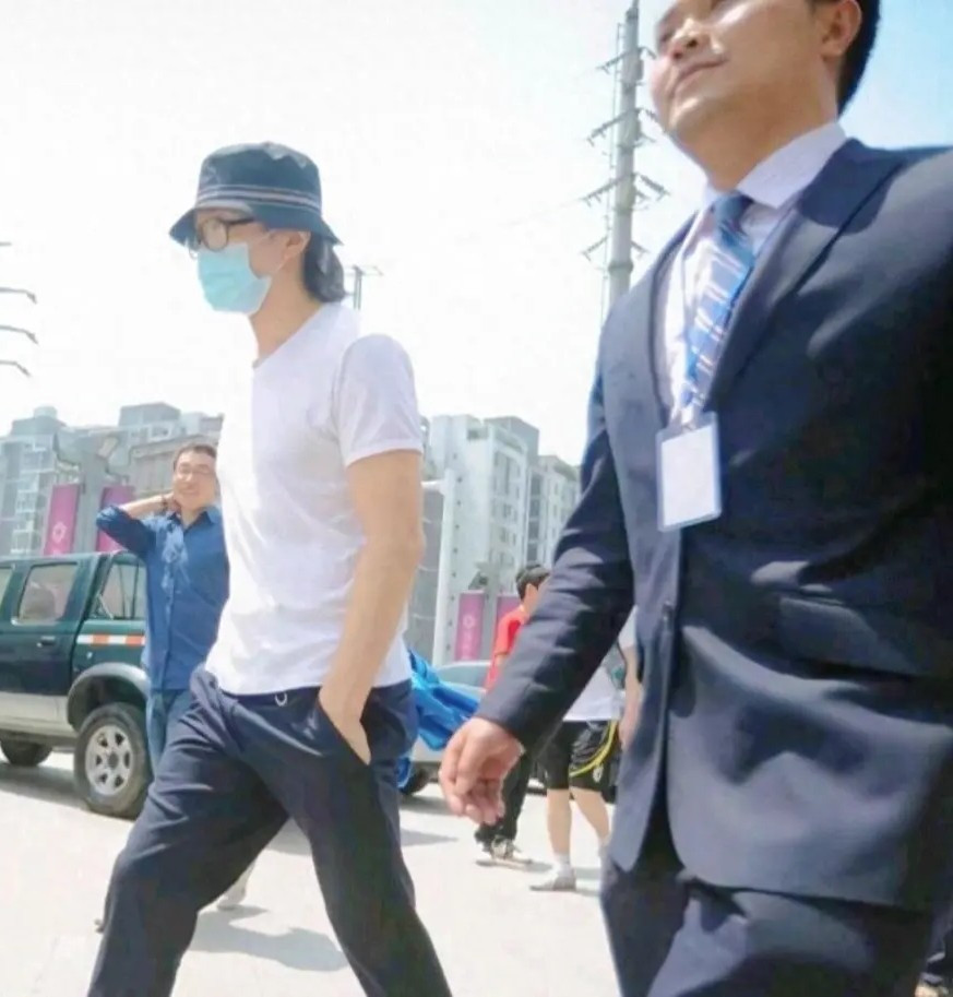 Châu Tinh Trì trong trang phục đơn giản