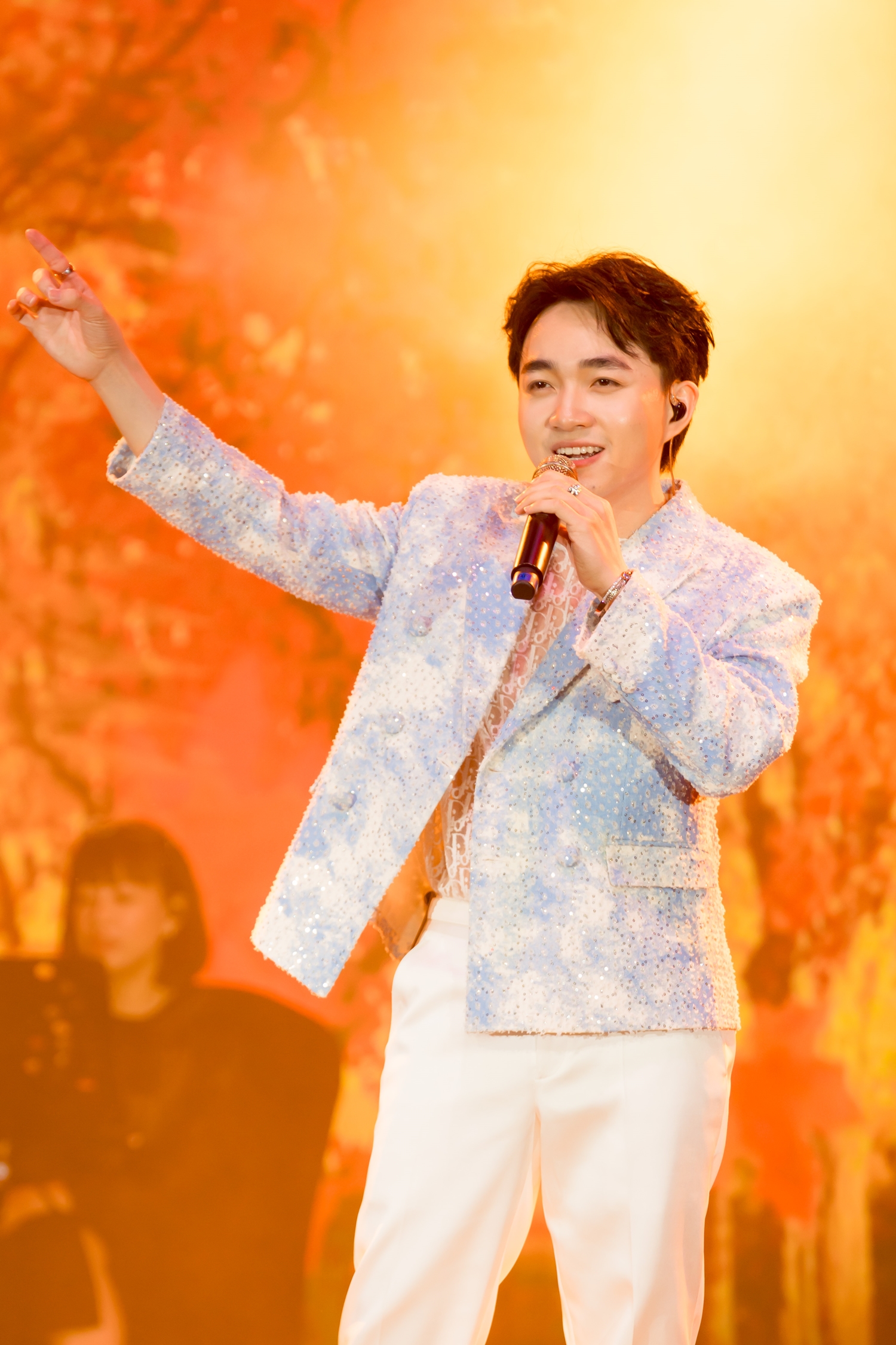 Trung Quang bùng nổ trong đêm nhạc riêng ở Hà Nội, xúc động vì chật kín khán giả - Ảnh 4. Khán giả tham dự đông đảo tại đêm nhạc Trung Quang