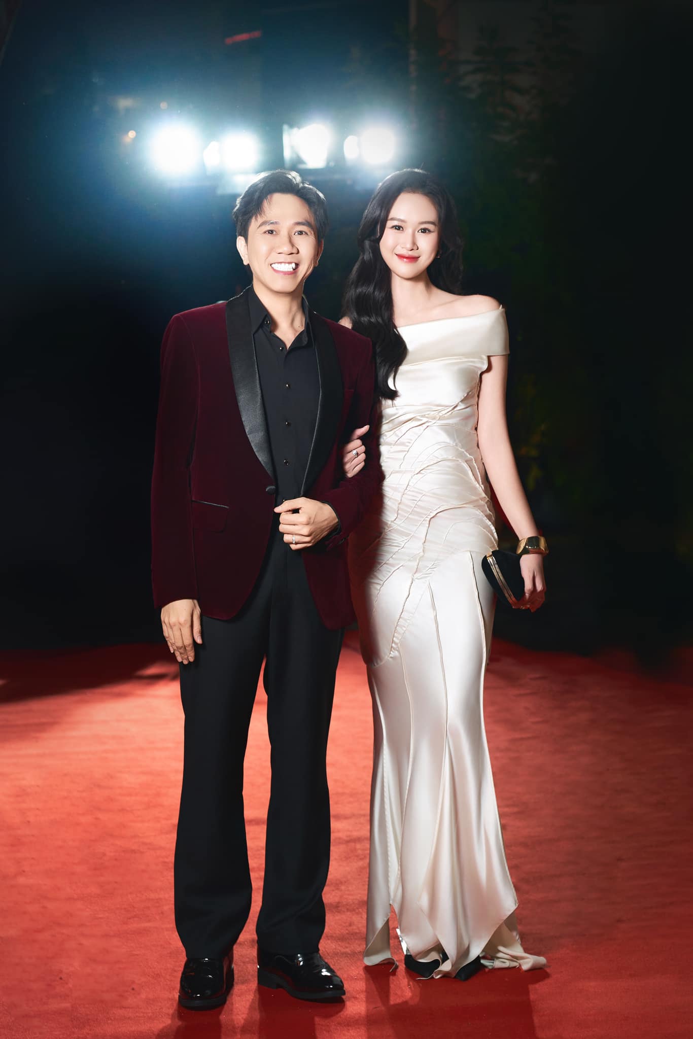 Anh Đức chăm chỉ tháp tùng bà xã tham dự các sự kiện.