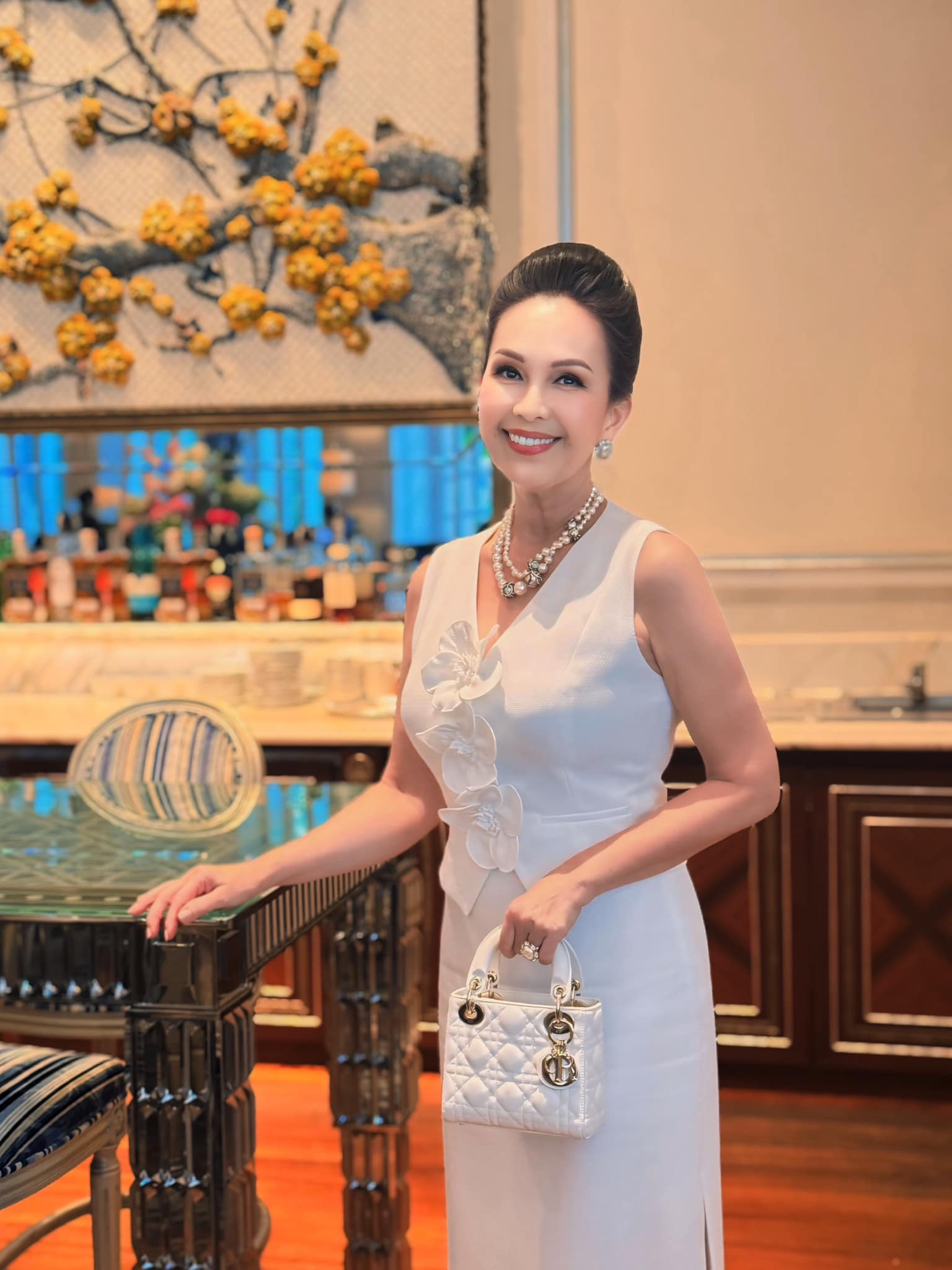 Hình ảnh Diễm My treo trên tường phòng khách