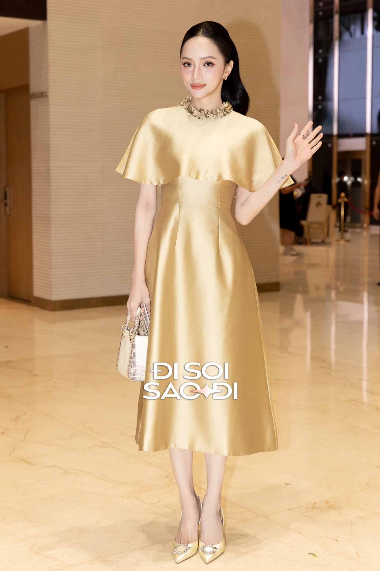 Hoa hậu Hương Giang visual rạng rỡ trong chiếc đầm thanh lịch Hương Giang tại đám cưới Tiên Nguyễn