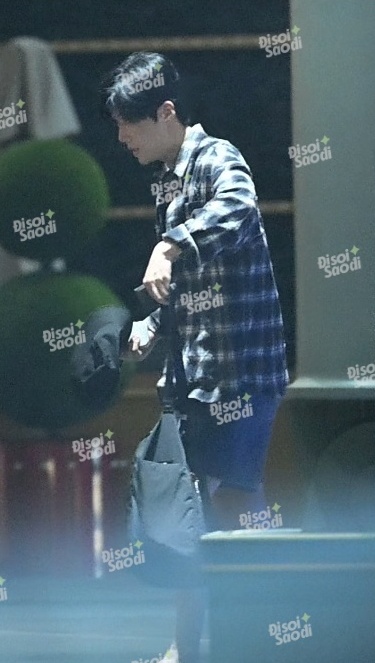 Nam diễn viên với trang phục trẻ trung ngoài trời