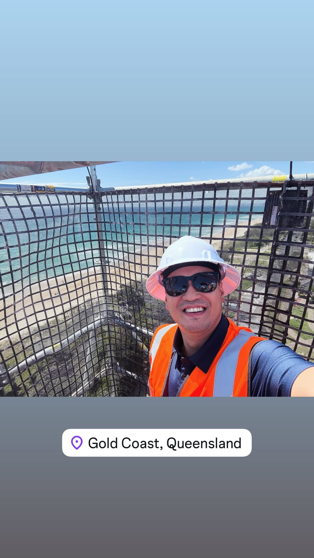 Nam doanh nhân check-in khoảnh khắc làm việc tại Úc