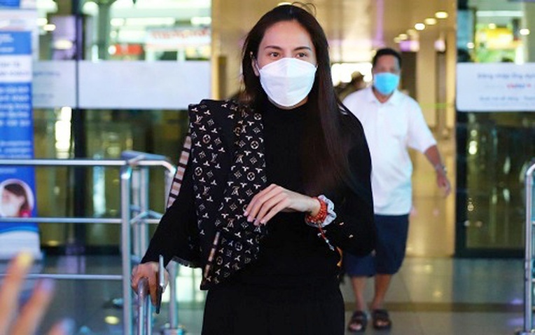 Thuỷ Tiên thử trang phục cùng NTK Đỗ Long