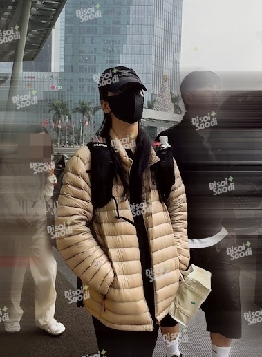 Suzy mặc áo phao, quần legging, đội mũ, khẩu trang