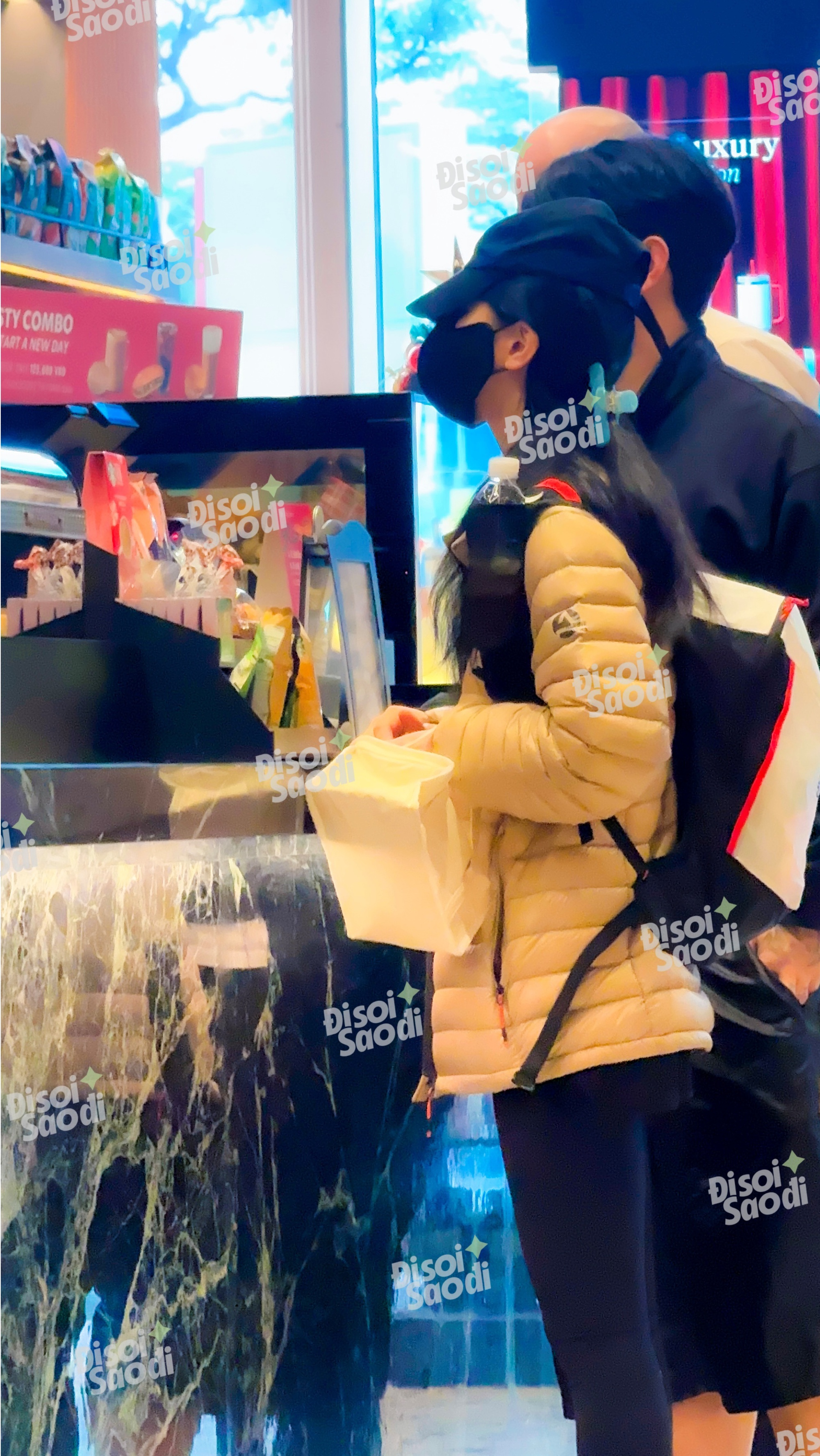 Suzy và quản lý đứng xếp hàng trong khách sạn