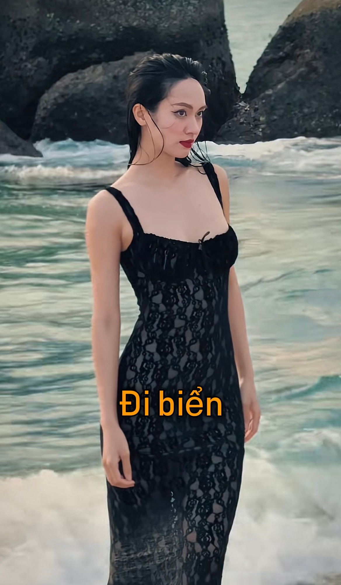 Vũ Thúy Quỳnh trong các sự kiện khác nhau với váy đen