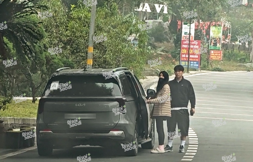 Suzy khoe vóc dáng mảnh mai và làn da trắng sáng