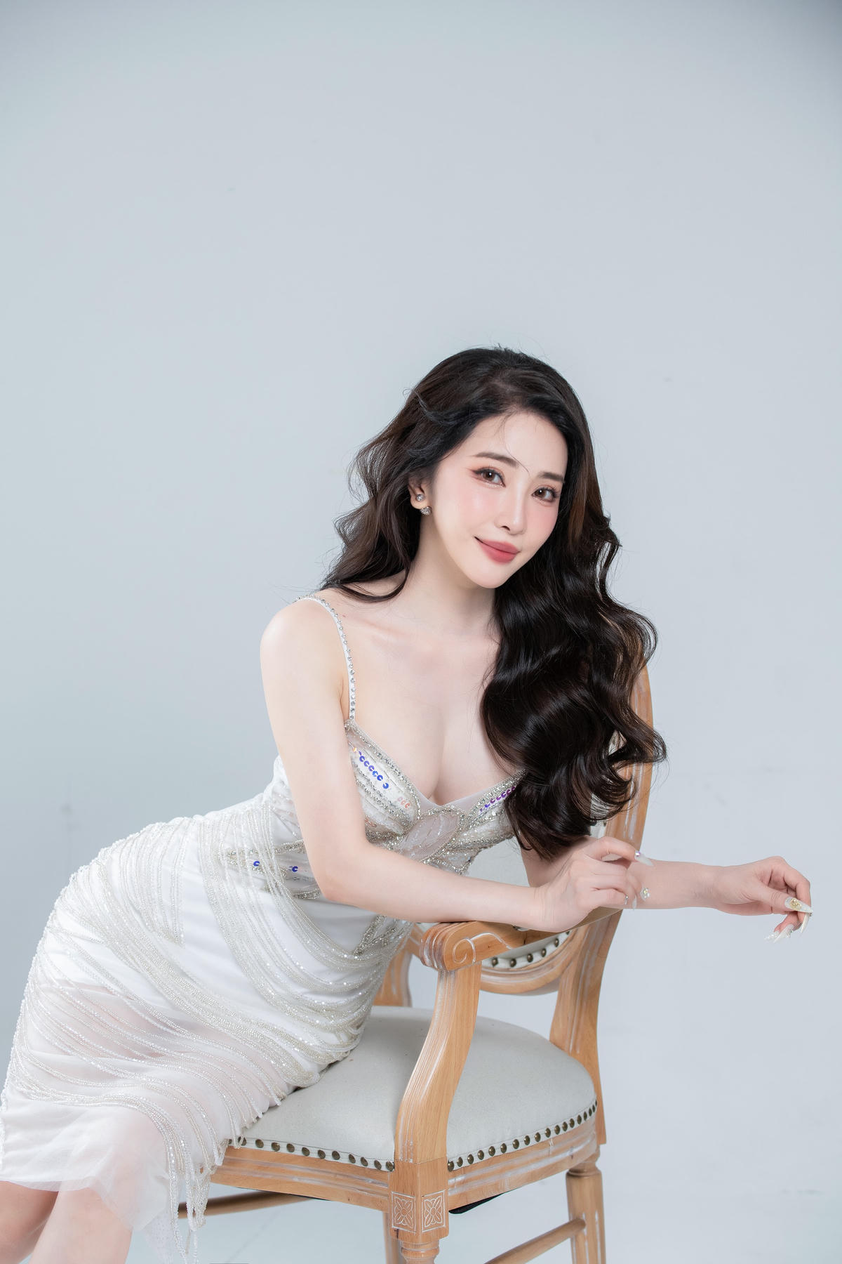 Phong cách thời trang gợi cảm của Quỳnh Nga Quỳnh Nga diện váy cắt xẻ khoe đường cong nóng bỏng