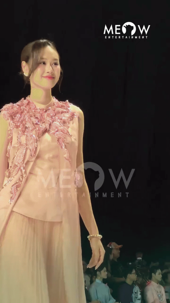 Anh Đức ngồi ở hàng ghế khán giả tự hào nhìn vợ trên sàn diễn.