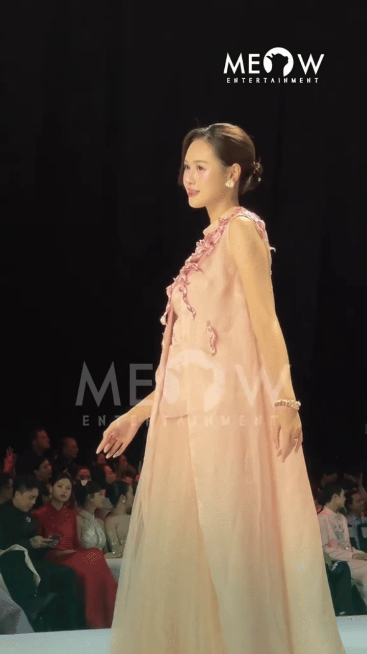 Anh Đức ngồi ở hàng ghế khán giả với ánh mắt tự hào nhìn vợ toả sáng trên sàn diễn.