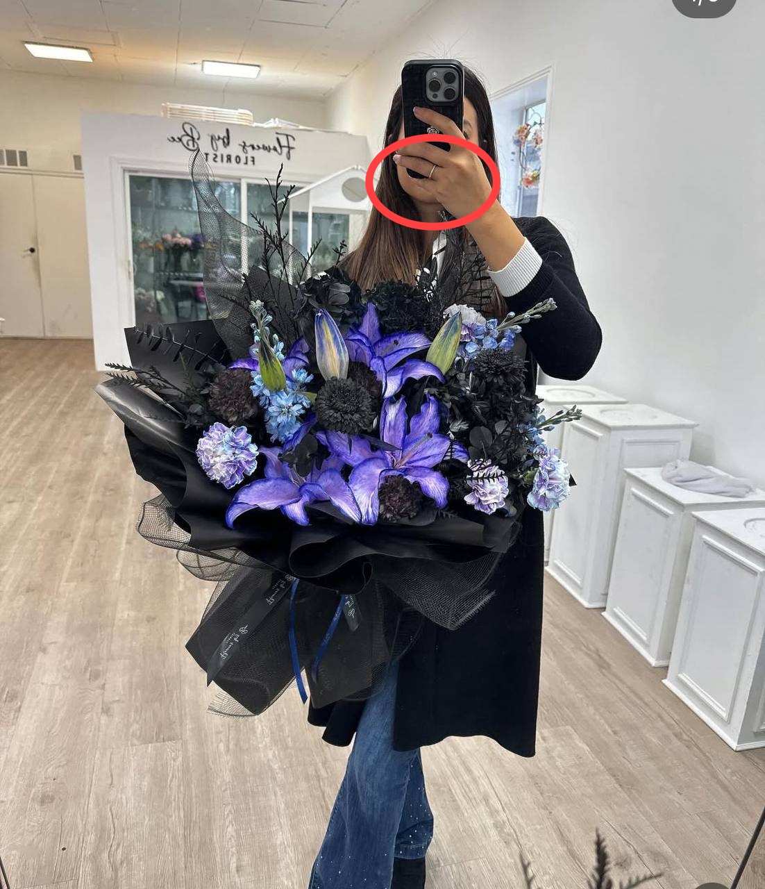 Chiếc nhẫn cưới của Phạm Hương