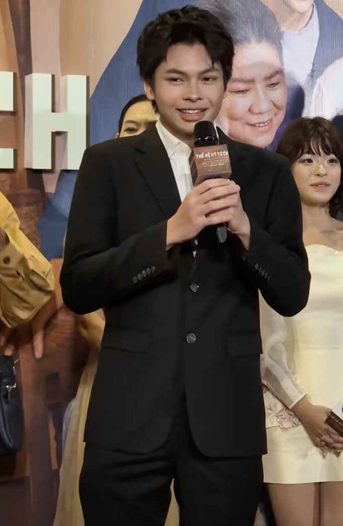 Trần Bờm trẻ trung ngày bé