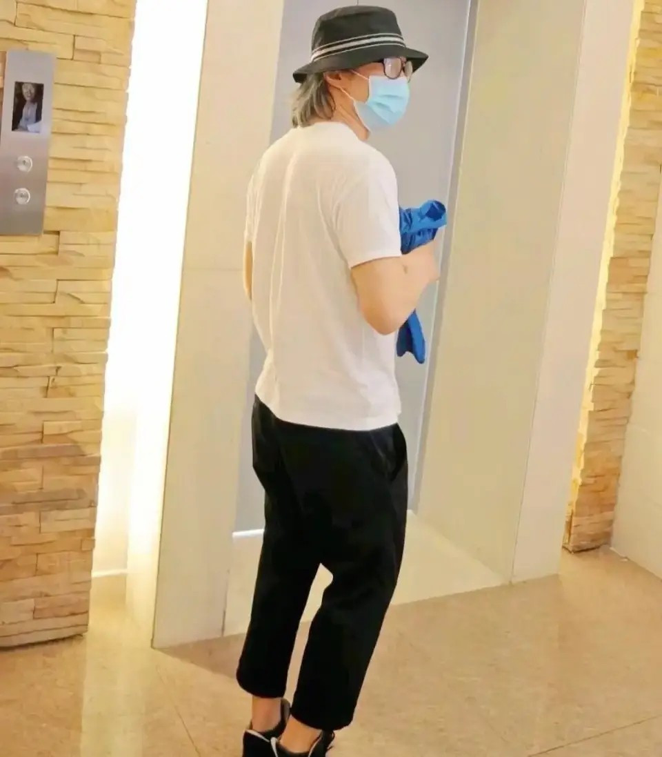 Châu Tinh Trì mặc áo trắng giản dị