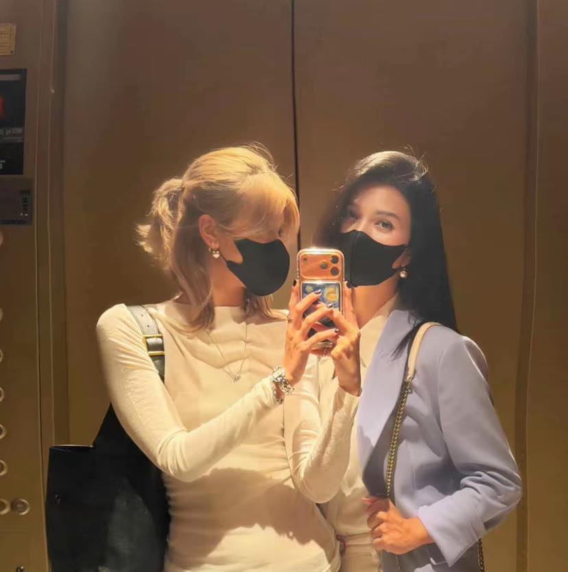 Khoảnh khắc thân mật của hai diễn viên