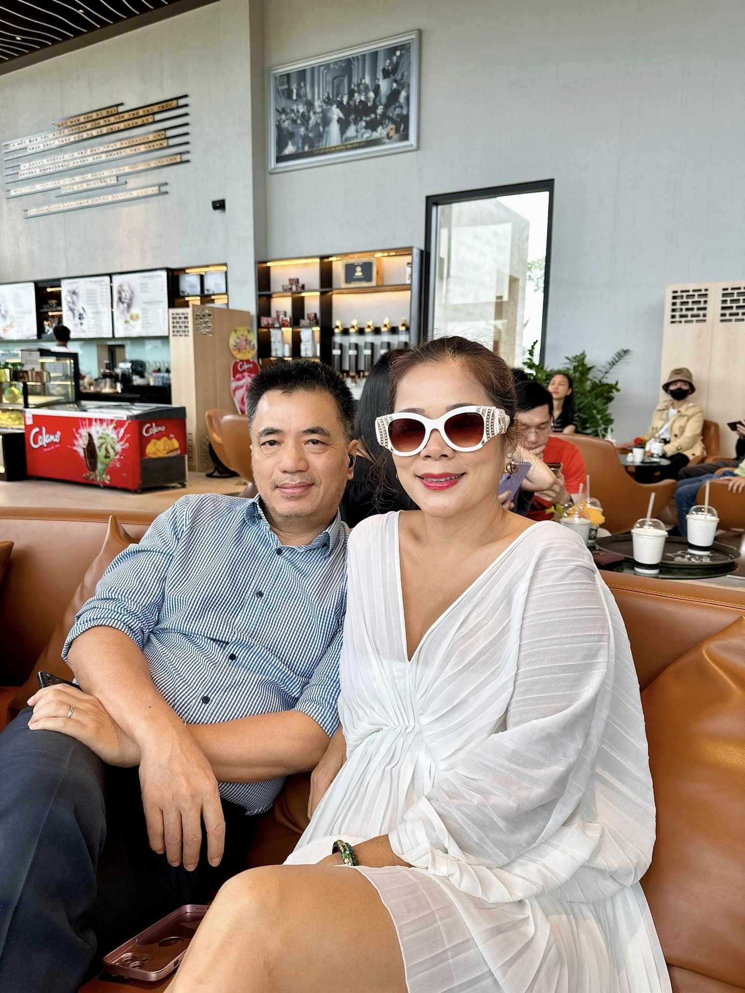 Ca sĩ Mỹ Lệ bên ông xã